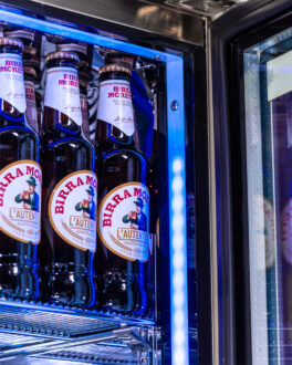 <p style="border: 0px;font-size: 11px;margin: 0px 0px 1.6em;padding: 0px;vertical-align: baseline;font-family: Helvetica, Verdana, Arial, sans-serif"><span style="color: #e3017b"><span style="font-weight: bold">INNENBELEUCHTUNG. <br /></span></span>Für das ideale Ambiente können Sie entweder zwischen einer weißen oder einer blauen Innenbeleuchtung über einen an dem Bedienfeld angebrachten Schalter wählen. Die LED-Leuchtmittel sind oben und an den Seiten an der Türvorderkante angebracht und sorgen so für eine gleichmäßig ausgeleuchtete und ansprechende Präsentation.</p>
<div> </div>