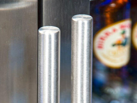 <p style="border: 0px;font-size: 11px;margin: 0px 0px 1.6em;padding: 0px;vertical-align: baseline;font-family: Helvetica, Verdana, Arial, sans-serif"><span style="color: #e3017b"><span style="font-weight: bold">SELBSTSCHLIE?ENDE TÜR. <br /></span></span>Die XP-Serie verfügt über glatte, selbstschließende Türen, die Energie sparen und die Kälte einschließen.</p>
<div> </div>