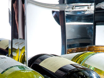 <span style="font-weight: bold;font-family: Helvetica, Verdana, Arial, sans-serif;font-size: 11px"><span style="color: #e3017b">Korrosionsbeständig. <br /></span></span><span style="font-family: Helvetica, Verdana, Arial, sans-serif;font-size: 11px">Das Außenmantel eines Blastcool Outdoor-Kühlschranks besteht aus hochwertigem Edelstahl AISI 316 Marine, der selbst salziger Seeluft standhält, ist der Kühlschrank nahezu unvergänglich.</span>