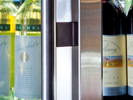 <span style="font-weight: bold;font-family: Helvetica, Verdana, Arial, sans-serif;font-size: 11px"><span style="color: #e3017b">Edelstahl in Lebensmittelqualität.<br /></span></span><span style="font-family: Helvetica, Verdana, Arial, sans-serif;font-size: 11px">Die Innenkonstruktion besteht aus lebensmittelechtem Edelstahl AISI 304 mit einer attraktiven polierten, hochglanzpolierten Oberfläche. Dies spiegelt den Inhalt im Inneren wider und fügt ein schnörkelloses Design hinzu.</span>