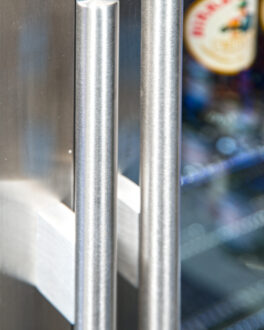 <p style="border: 0px;font-size: 11px;margin: 0px 0px 1.6em;padding: 0px;vertical-align: baseline;font-family: Helvetica, Verdana, Arial, sans-serif"><span style="color: #e3017b"><span style="font-weight: bold">BALKENTÜRGRIFF. <br /></span></span>Einfacher Zugang ist von größter Bedeutung und die klar beschichteten, durchgehenden Edelstahlgriffe der Güteklasse 304 sind sowohl stilvoll als auch effektiv</p>
<div> </div>