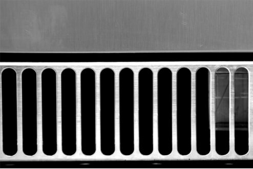 <p style="border: 0px;font-size: 11px;margin: 0px 0px 1.6em;padding: 0px;vertical-align: baseline;font-family: Helvetica, Verdana, Arial, sans-serif"><span style="color: #e3017b"><span style="font-weight: bold">VORDERE BELÜFTUNG. <br /></span></span>Kühle Luft wird durch eine Seite des unteren Gitters angesaugt und von der anderen Seite durch einen leistungsstarken Lüfter ausgestoßen. Selbst bei Temperaturen von bis zu 43 °C kühlt die XP-Serie auf erfrischende 1 °C ab.</p>
<div> </div>