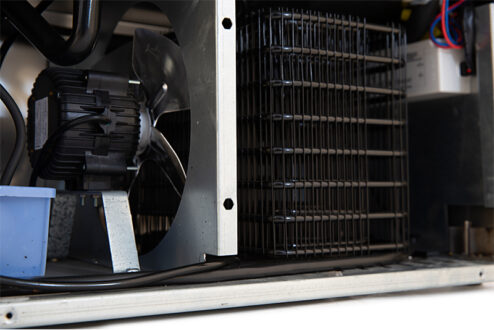 <p style="border: 0px;font-size: 11px;margin: 0px 0px 1.6em;padding: 0px;vertical-align: baseline;font-family: Helvetica, Verdana, Arial, sans-serif"><span style="color: #e3017b"><span style="font-weight: bold">HOCHLEISTUNGS-LÜFTER. <br /></span></span>Hochleistungs-Lüfter. Die Extremis-Serie ist so konzipiert, dass sie bei Umgebungsbedingungen von bis zu 1 °C auf 43 °C kühlt, und das jeweils mit minimalem Stromverbrauch. Geräuscharme Ventilatoren, die im Schrank und auch im Kompressorraum positioniert sind, zirkulieren die kalte Luft und führen gleichzeitig die heiße Luft von vorne ab. Diese Lüfter verwenden die neueste energiesparende EC- und DC-Technologie, die den zusätzlichen Vorteil hat, dass sich die Lebensdauer der Komponenten fast verdoppelt..</p>
<div> </div>