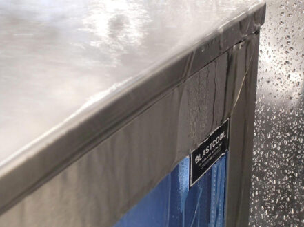 <p style="border: 0px;font-size: 11px;margin: 0px 0px 1.6em;padding: 0px;vertical-align: baseline;font-family: Helvetica, Verdana, Arial, sans-serif"><span style="color: #e3017b"><span style="font-weight: bold">PERFEKT FÜR DEN OUTDOOR-BEREICH. <br /></span></span>Alle Blastcool Einbau-Kühschränke wurden speziell für den Einsatz im Freien gebaut und sind offiziell IP-zertifiziert.</p>
<div> </div>