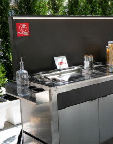 <span style="font-weight: bold;font-family: Helvetica, Verdana, Arial, sans-serif;font-size: 14px"><span style="color: #e3017b">OASI Flaschenhalter.<br /></span></span><span style="font-family: Helvetica, Verdana, Arial, sans-serif;font-size: 14px"></span> oasi-205C5-planet-food-luxus-outdoor-küche-gasgrill-barbecue-einbau-gasgrill-design-outdoor-küche-gasgrill-einbau-plancha-grill-oasi-205C5-zubehör-4